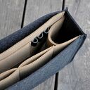 Organizer z filcu do torebki - grafitowy z beżowym wnętrzem