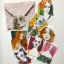 Zestaw 8 naklejek VIBRANT do scrapbooking - ilustracje modowe z kobiecymi portretami (w kopercie z papieru czerpanego)