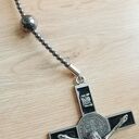 Różaniec XXL z hematytu z krzyżem św. Benedykta