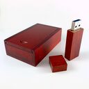 Drewniane pudełko z pamięcią USB 64 GB - ciemne, ręcznie wykonane, magnetyczne