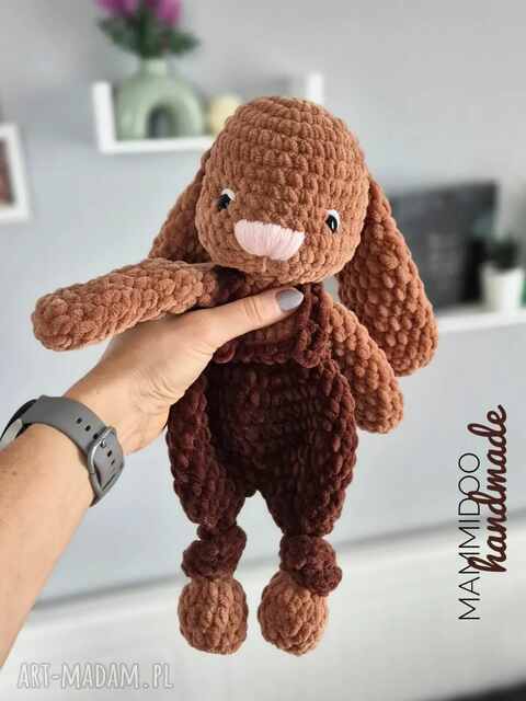 Króliczek wykonany z miękkiej, miłej w dotyku włóczki