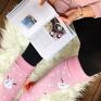 Ciepłe skarpetki zimowe MAD Socks w bałwanki, śnieżynki i marchewki;) w kolorze różowym to wspaniały pomysł na prezent dla siebie lub bliskiej
