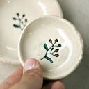 Zestaw dwóch ceramicznych miseczek na biżuterię - białe spodeczki