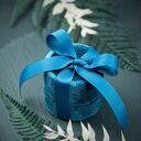 Niebieskie aksamitne pudełko ze wstążką na naszyjnik lub wisiorek