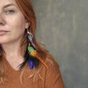 Kolczyki z kolorowych piór boho - wielobarwny akcent do Twoich stylizacji