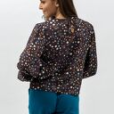 Bluzka Sila “Flowers” z wiązaniem w dekolcie i szerokim rękawem