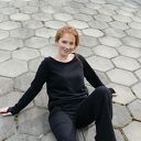 Klasyczna bluza damska z kieszeniami i ozdobnymi przeszyciami