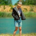Bluza asymetryczna krótka z dużym kapturem na zamek