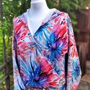Bluza „Jak malowana” - kolorowa bluza z kapturem, dekolt kopertowy, rozm. S/M