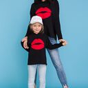 Komplet mama i córka - bluza z kapturem z aplikacją ust, model 22 (czarny i czerwony) 