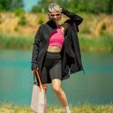 Ręcznie szyty płaszcz-bluza damski: długa czarna bluza z wysoką stójką na zamek