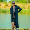 Czarny długi płaszcz festiwalowy - bluza ze stójką, asymetryczny krój i kieszenie na kciuki