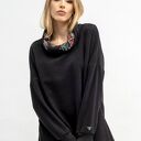 Bluza asymetryczna Ravel - czarna z kominem i jesiennym wzorem