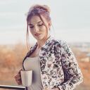 zjawiskowa kurtka bomberka damska na suwak, biała bluza w kwiaty, floral