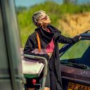 Ręcznie szyty płaszcz-bluza damski: długa czarna bluza z wysoką stójką na zamek