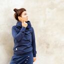 Bluza z kapturem Ala Jeans - wygodny dres damski z drewnianymi guzikami