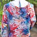 Bluza „Jak malowana” - kolorowa bluza z kapturem, dekolt kopertowy, rozm. S/M