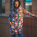 Długa bluza oversize z kapturem - twarze, wzorzysta tkanina (M)