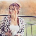 zjawiskowa kurtka bomberka damska na suwak, biała bluza w kwiaty, floral