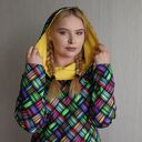 Bluza damska KOLOROWA PLECIONKA - hoodie z kominem i trwałym drukiem cyfrowym