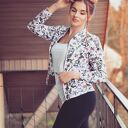 zjawiskowa kurtka bomberka damska na suwak, biała bluza w kwiaty, floral