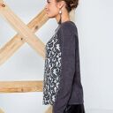 welniana bluzka z azurowym zdobieniem