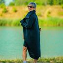 Czarny długi płaszcz festiwalowy - bluza ze stójką, asymetryczny krój i kieszenie na kciuki