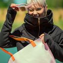 Ręcznie szyty płaszcz-bluza damski: długa czarna bluza z wysoką stójką na zamek