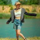 Bluza asymetryczna krótka z dużym kapturem na zamek