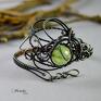 Bianco bransoletka zainspirowana fantasy z frenitem wire wrapping asymetryczna