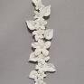 Julia - ślubna białe kwiaty, listki i perły - bransoletka boho wesele