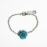 bransoletka - turkusowo niebieska róża dla niej kwiat