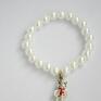 Bransoletka handmade wykonana jest z 8mm szklanych pereł w kolorze białym. Całość ozdobiona charmsem misiem. Miś