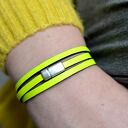 Neonowa bransoletka skórzana Magnetoos Triple Feather z magnetycznym zapięciem i piórkiem