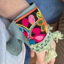 Szeroka bransoletka ze skóry z ozdobną taśmą - boho chwosty
