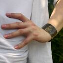 Szeroka mosiężna bransoleta Caltha w złotym kolorze - minimalistyczna z patyną