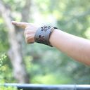 Bransoletka ze skóry w folkowe dziury - szara etno boho