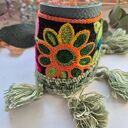 Szeroka bransoletka ze skóry z ozdobną taśmą - boho chwosty