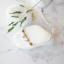 Delikatna urocza bransoletka na prezent z serduszkami