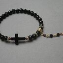 Black Cross - bransoletka z onyksu i granatów z zawieszką krzyża