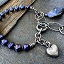 Bransoletka z perłami naturalnymi w kolorze granatowym z fioletowym overtonem