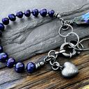 Bransoletka z perłami naturalnymi w kolorze granatowym z fioletowym overtonem