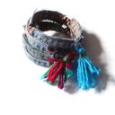 Jeansowa bransoletka boho z kolorowymi chwostami - rękodzieło Ruda Klara