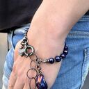 Bransoletka z perłami naturalnymi w kolorze granatowym z fioletowym overtonem