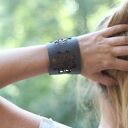 Bransoletka ze skóry w folkowe dziury - szara etno boho