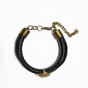 Bransoletka skórzana - Złoty guzik - unisex, czarna