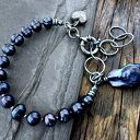 Bransoletka z perłami naturalnymi w kolorze granatowym z fioletowym overtonem