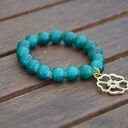 Bracelet by SIS: zielone korale ze złotym kwiatem