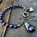 Bransoletka z perłami naturalnymi w kolorze granatowym z fioletowym overtonem