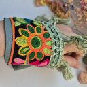 Szeroka bransoletka ze skóry z ozdobną taśmą - boho chwosty